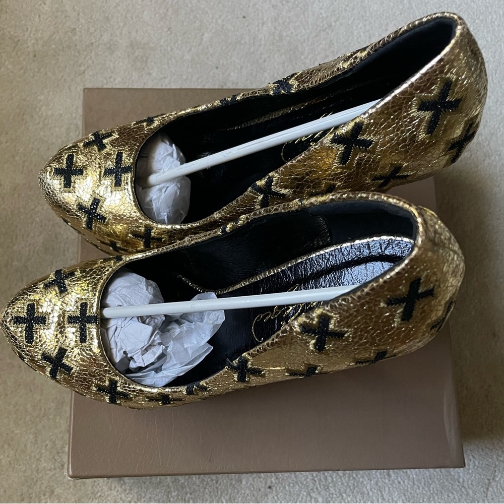 Privileged by J.C. Dossier Gold Heels with Black Crosses Size 9 BRAND NEW